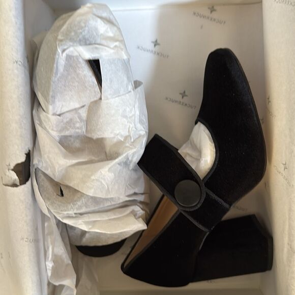 New in Box BLACK VELVET ELLIE HEELS with Block Heels Size 7 Fits like a Size 6 - Picture 2 of 11